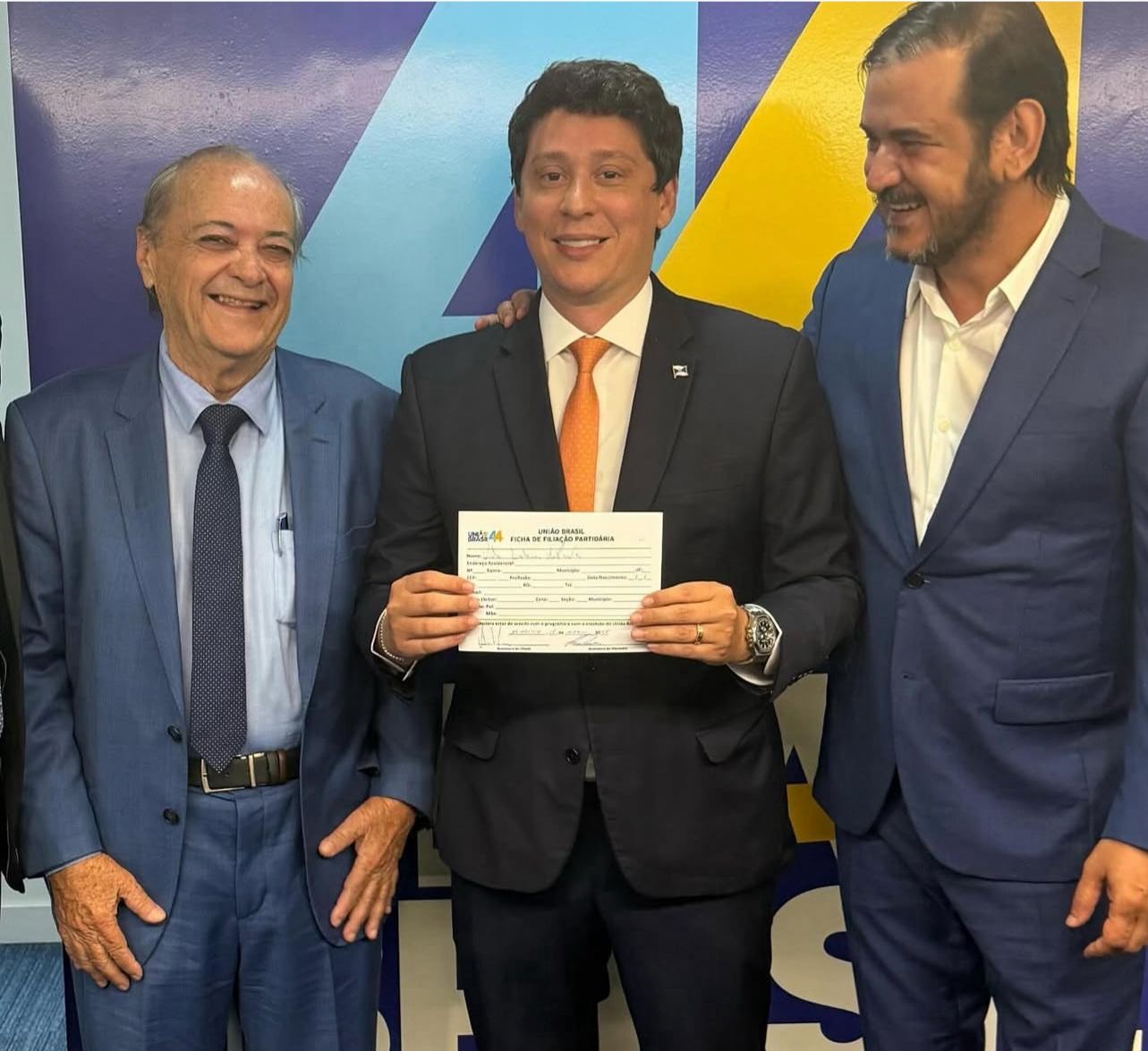 Ao do prefeito Silvio Mendes, Victor durante filiação no União Brasil em março deste ano 